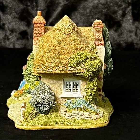 Lilliput Lane | Nursery Cottage | Much Valued Customer Special Edition - Picture 8 of 12